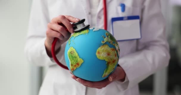 Médico Segurando Belo Globo Brilhante Salvando Mundo Conceito Saúde Global — Vídeo de Stock