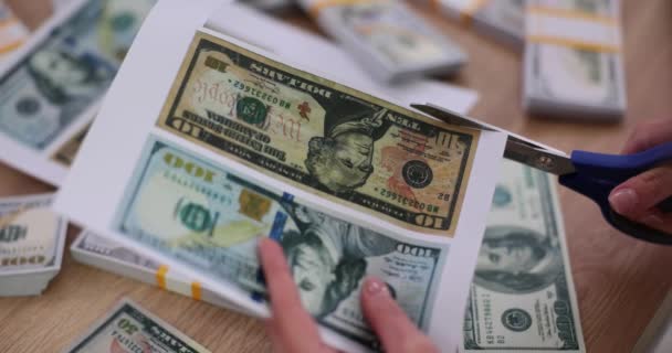 Osoba Wycinała Dolary Drukowała Kobieta Obcinająca Fałszywe Banknoty Papierze — Wideo stockowe