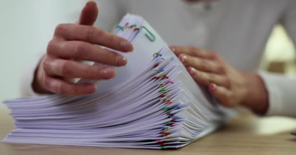 Podnikatelky Ruce Pracují Hromadách Papírových Složek Aby Vyhledaly Informace Kanceláři — Stock video
