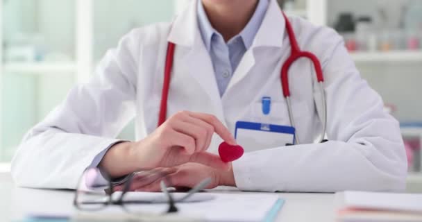 Cardiologo Tiene Cuore Rosso Nelle Mani Medico Mostra Cuore Trattamento — Video Stock