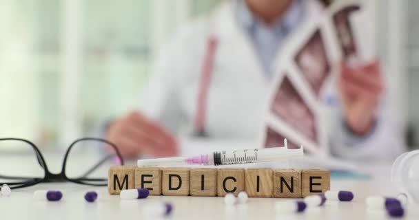 Ofiste Çalışan Doktor Ilaçlarla Tıbbi Kart Kelime Tıbbı Okuyor Klinikteki — Stok video
