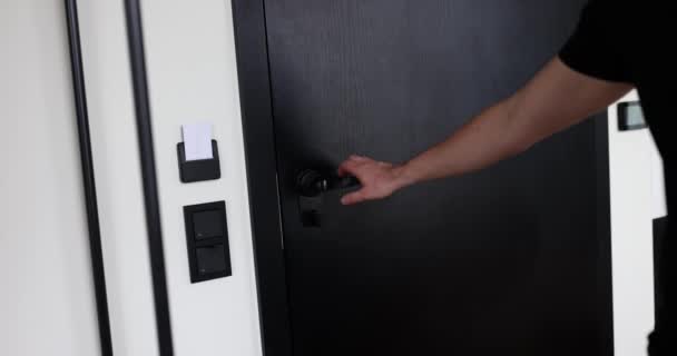 女性はホテルの部屋のパネルにキーカードを挿入しました 女性がドアを開け ホテルの部屋に入る — ストック動画