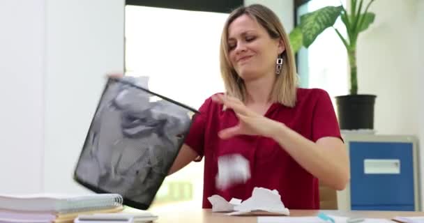 Kadını Elinde Bir Çöp Bidonu Tutuyor Kayıp Belgeyi Arıyor Dosya — Stok video