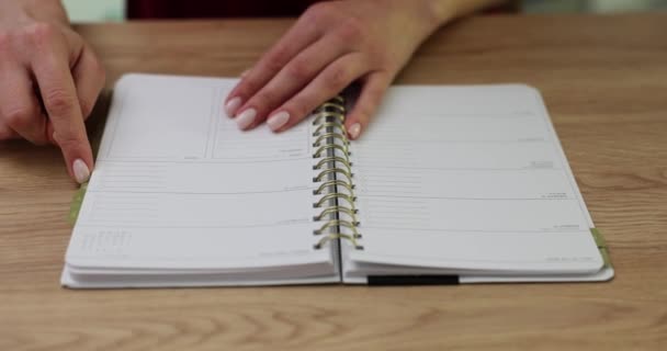 Mujer Sienta Mesa Sostiene Pluma Escribe Primer Plano Del Calendario — Vídeo de stock