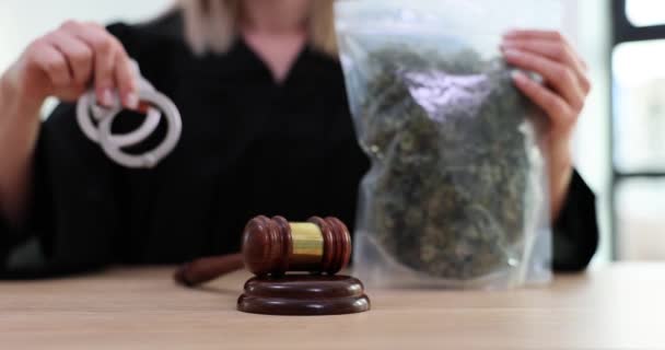 Sędzia Drewniany Młotek Kajdanki Rękach Sędziego Koncepcja Marihuany Przestępczości — Wideo stockowe