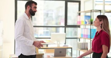 İnsanlar el sıkışıyor ve kurumsal ortaklık anlaşması ofiste işbirliği olasılığını memnuniyetle karşılıyor. Arap erkek patronun elinde belgeler ve iş arkadaşı var.