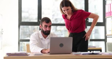 Kızgın kadın yönetici çalışanlarına bağırıyor ve onları işyerlerinden atıyor. Dizüstü bilgisayarda ve iş sorununda yanlış proje
