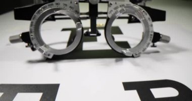 Görüşü kontrol etmek ve lens seçmek için masalı gözlükler. Deneme göz doktorluğu çerçevesi ve görüş testi