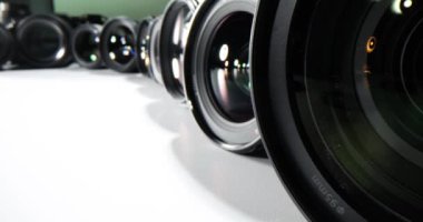 Modern kamera lenslerinden birini seç. Fotoğraf çekimi için profesyonel lensler.