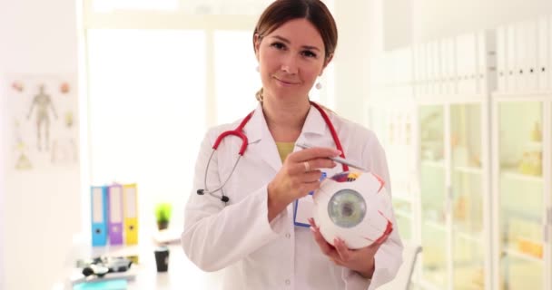 Augenarzt Zeigt Der Klinik Ein Anatomisches Modell Des Menschlichen Auges — Stockvideo
