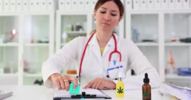 Doktor marihuana reçetesini damgalar ve hastaya kenevir yağı verir. Yasal uyuşturucu alımı