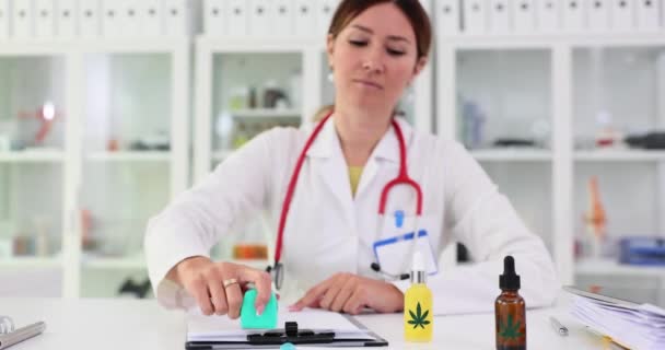 Läkaren Stämplar Marijuana Recept Och Ger Patienten Cannabis Olja Lagligt — Stockvideo