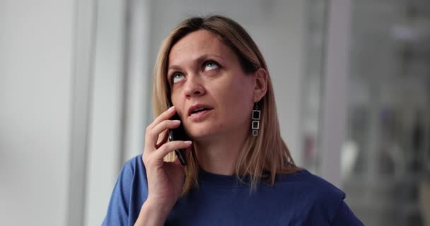 Раздраженная Молодая Женщина Разговаривает Телефону Длительный Неприятный Разговор Смартфоне — стоковое видео