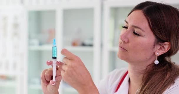 Doktor Ilaç Dozunu Ölçmek Için Şırınga Kullanır Doktor Tedavinin Doğruluğunu — Stok video