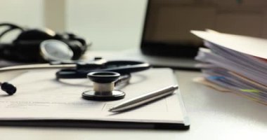 Stetoskop ve tıbbi belgeler klinikteki masada. Tıbbi hizmet tedavisi ve bakımı