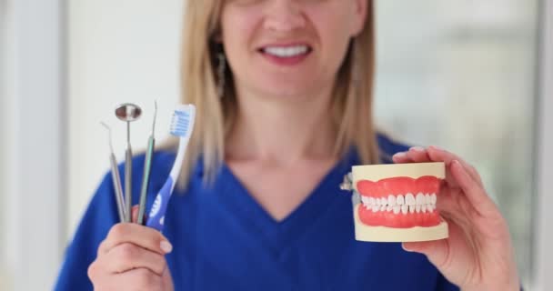 Tandläkare Visar Dentala Instrument Käken Med Tänder Tandvårdsklinik Och Tandvård — Stockvideo