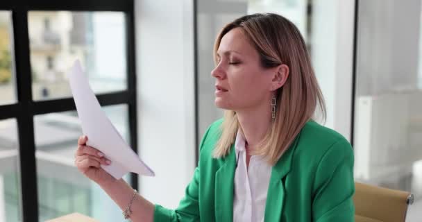 Wanita Bisnis Kantor Panas Dengan Dokumen Pukulan Pada Dirinya Sendiri — Stok Video