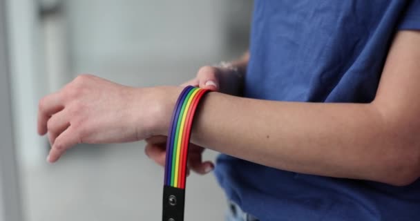 Vrouw Legt Een Lgbt Armband Bij Hand Accessoires Voor Seksuele — Stockvideo