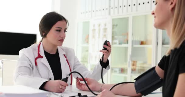 医生在医疗会诊时测量病人的心脏和血压 高血压导致诊断和治疗 — 图库视频影像