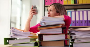 Alarmlı saati olan kadın işçi ofiste çığlık atıyor. Fazla mesai ve evrak işleri