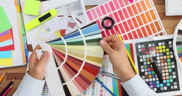 Elección Color Diseñador Masculino Elige Sombra Paleta Colores Concepto Trabajo — Vídeos de Stock