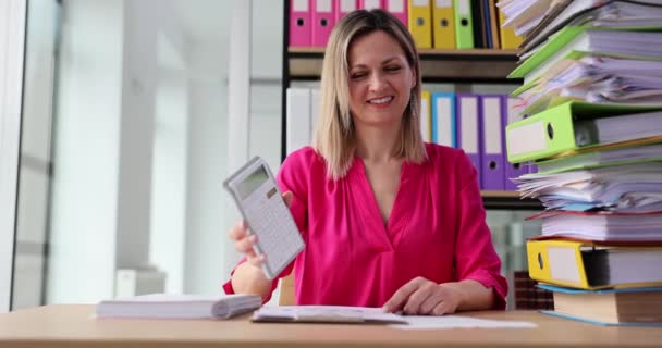 Femme Affaires Réussie Bureau Montrant Sur Calculatrice Contrat Rentable Concept — Video