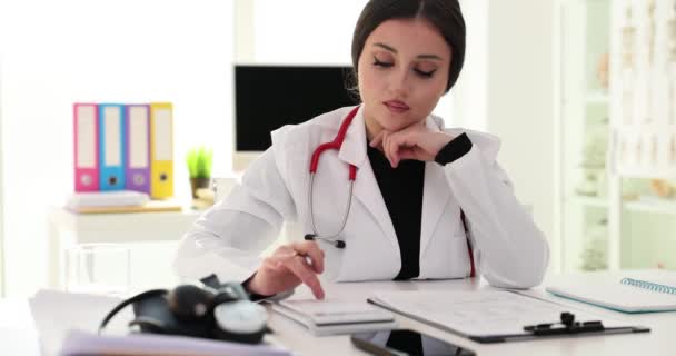 Medicul Calculează Costurile Veniturile Pentru Cheltuielile Medicale Practicantul Folosind Calculatorul — Videoclip de stoc