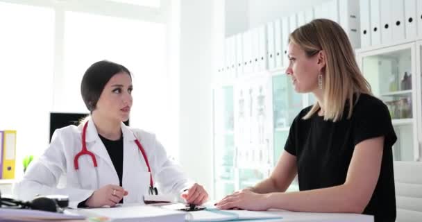 Mujer Insatisfecha Discute Con Médico Hospital Paciente Insatisfecho Hablar Con — Vídeos de Stock