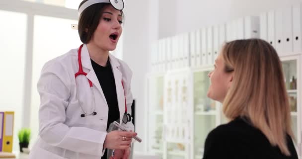 Senter Dokter Untuk Memeriksa Tenggorokan Pasien Dokter Ent Melakukan Pemeriksaan — Stok Video