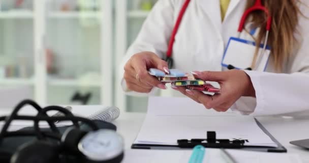 Női Orvos Tartja Csomag Különböző Tabletta Hólyagok Kezében Munkahelyi Közelkép — Stock videók