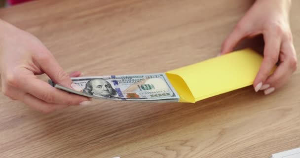 Mãos Mulher Põem Dinheiro Envelope Amarelo Dão Afastado Closeup Suborno — Vídeo de Stock