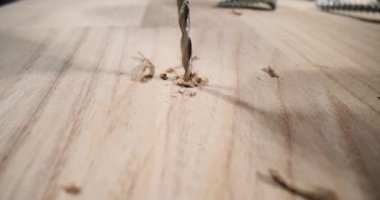 Matkap ve odun parçasına yakın bir delik. Tahta delme