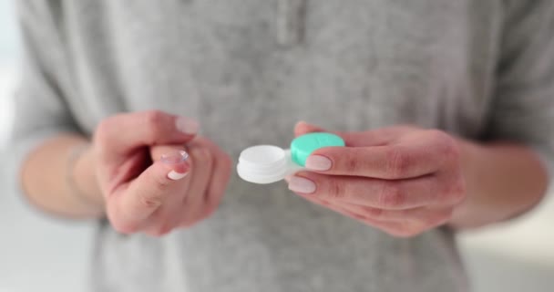 Mjuka Kontaktlinser Och Ett Plastfodral Kvinnliga Händer Metod För Val — Stockvideo