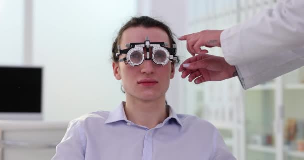 Oftalmolog Vybírá Čočky Pro Zkušební Brýle Rámeček Pro Mladého Muže — Stock video