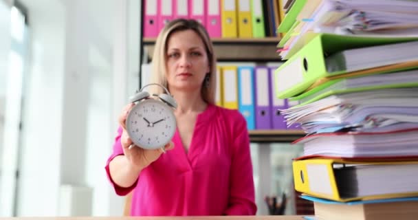 デスクで目覚まし時計を保持する厳格な権威あるボス 時間管理と作業時間制御 — ストック動画