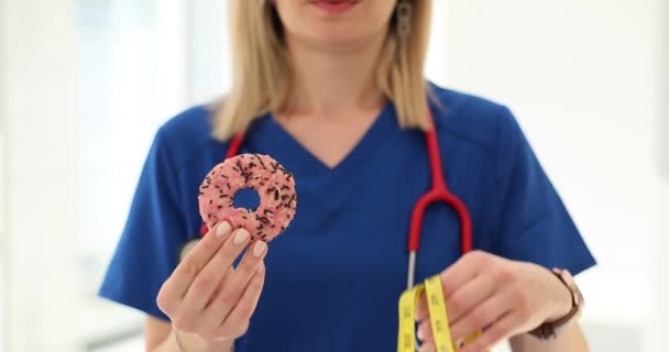 Kobiecy Dietetyk Miarą Pączka Taśmy Klinice Niezdrowe Odżywianie Otyłość — Wideo stockowe