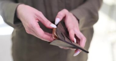 50 Euro 'luk banknotlarla el ele tutuşan kadınların yakınlaşması. Alışveriş işi ve finans kavramı