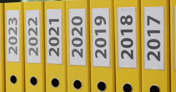 Желтые Офисные Папки Текстовыми Метками Отчетов Прибылях Убытках Год Архив — стоковое видео