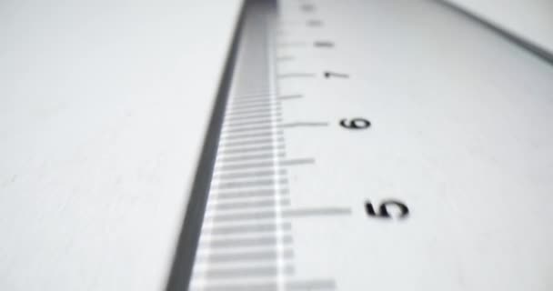 Transparentes Zentimeterlineal Auf Weißem Papier Hintergrund Der Messung — Stockvideo