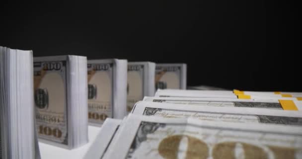 Mnoho Balíčků Amerických Dolarů Černém Pozadí Stack Sto Dolarů Bankovky — Stock video