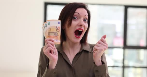 Όμορφη Λευκή Γυναίκα Που Κρατάει Χαρτονομίσματα Των Ευρώ Γυναίκα Χαμογελά — Αρχείο Βίντεο