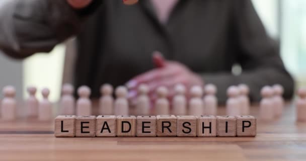 Parole Figurine Rosse Leadership Folla Persone Sviluppo Della Leadership Delle — Video Stock