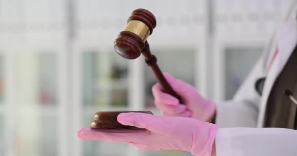 Pathologiste Médical Préside Les Affaires Criminelles Civiles Dans Les Juridictions — Video