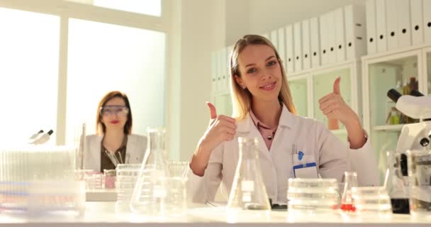 一队年轻的医学科学研究人员竖起了大拇指 成功核准的化学研究和结果 — 图库视频影像