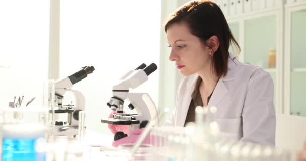Medische Ontwikkeling Laboratorium Van Mooie Vrouwelijke Wetenschapper Zoek Onder Microscoop — Stockvideo