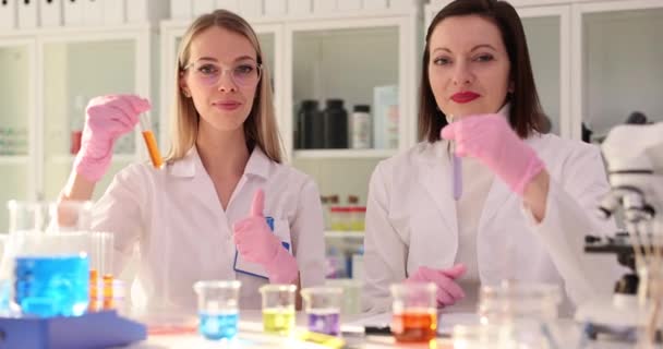 Nöjd Kollega Anställda Laboratoriearbetare Visar Tummen Upp Gest Medan Håller — Stockvideo