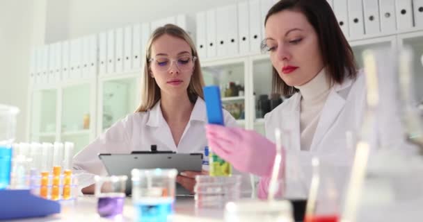 科学者の同僚は科学実験室で研究を行っている 石油や石油製品を分析するフラスコやテスターによる化学物質 — ストック動画