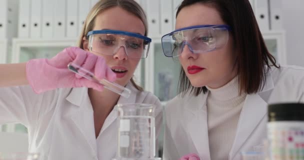 테스트 튜브에서 비커로 물질을 화학자의 공급을 실험실을 일하는 과학자 — 비디오