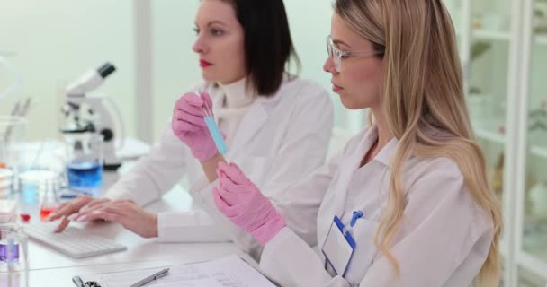 Dos Investigadoras Científicas Una Directora Científica Sénior Trabajan Laboratorio Realizan — Vídeo de stock