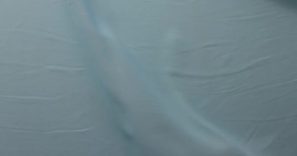 Светло Голубая Ткань Покрытая Диагональными Складками Нежный Текстильный Фон — стоковое видео